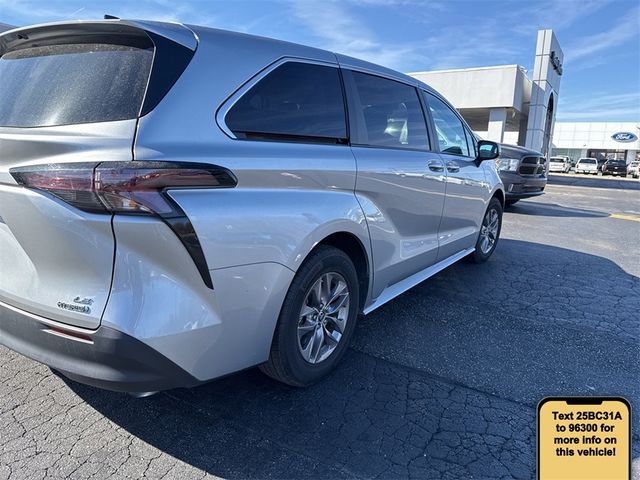 2023 Toyota Sienna LE