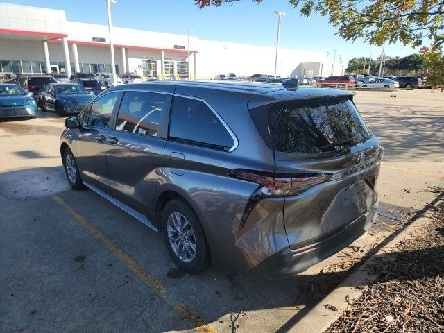 2023 Toyota Sienna LE