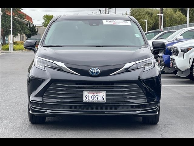2023 Toyota Sienna LE