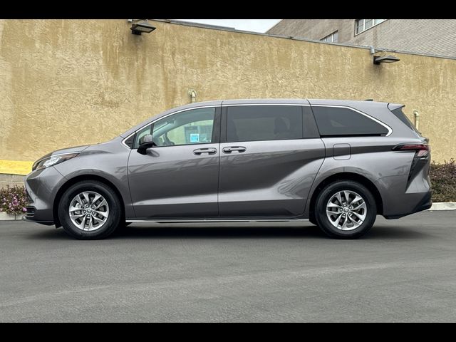 2023 Toyota Sienna LE