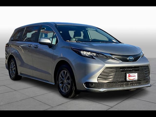 2023 Toyota Sienna LE