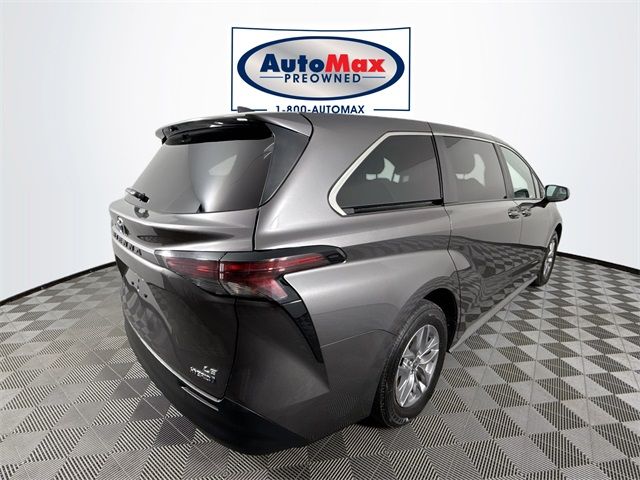 2023 Toyota Sienna LE