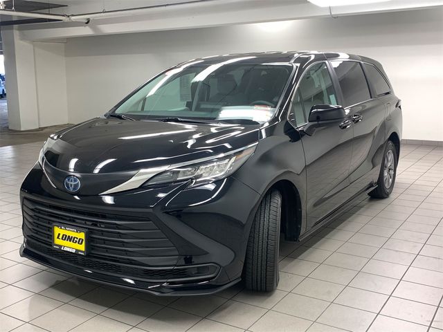 2023 Toyota Sienna LE