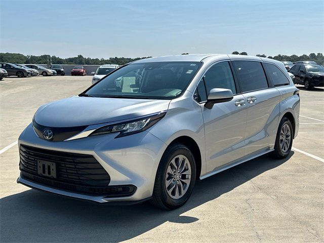 2023 Toyota Sienna LE