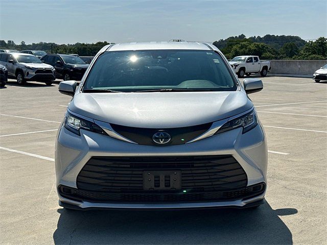 2023 Toyota Sienna LE