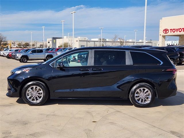 2023 Toyota Sienna LE