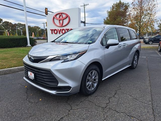 2023 Toyota Sienna LE