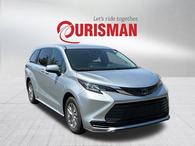 2023 Toyota Sienna LE