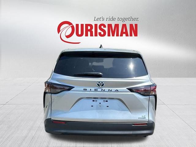 2023 Toyota Sienna LE