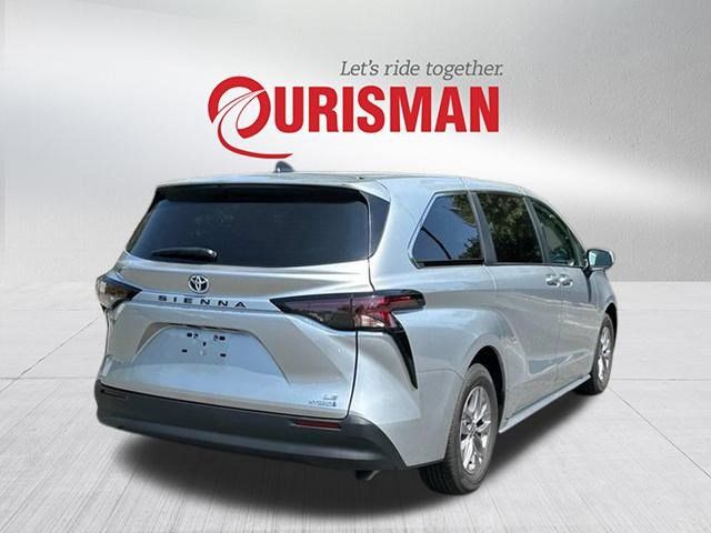 2023 Toyota Sienna LE