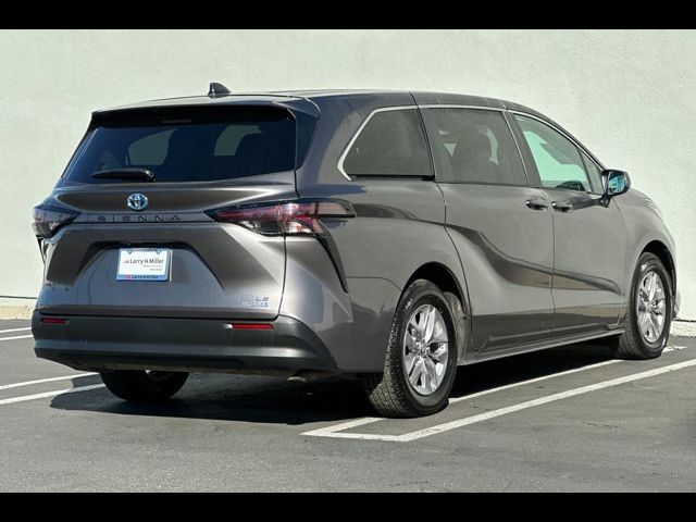 2023 Toyota Sienna LE