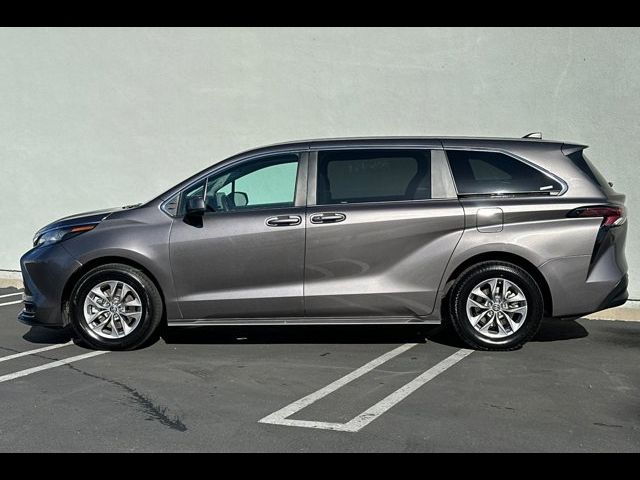 2023 Toyota Sienna LE