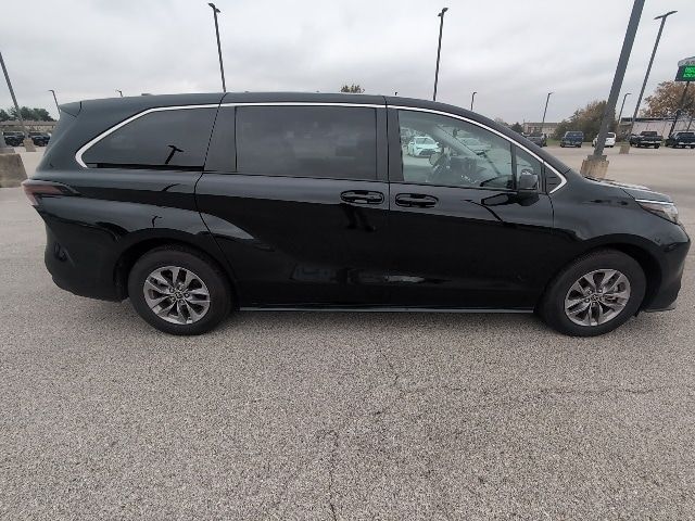 2023 Toyota Sienna LE