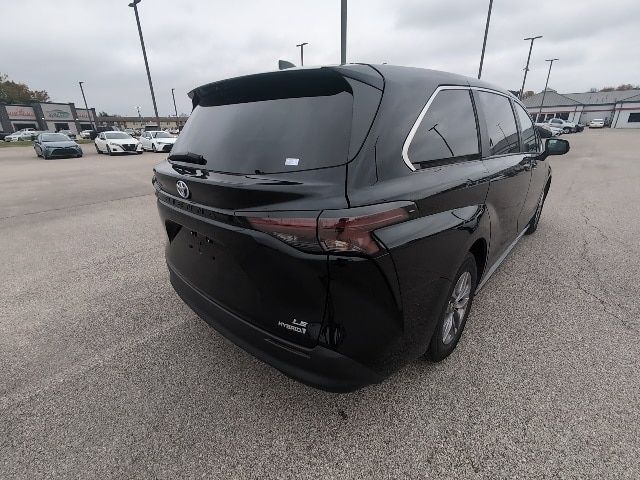 2023 Toyota Sienna LE