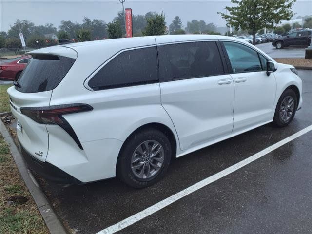 2023 Toyota Sienna LE