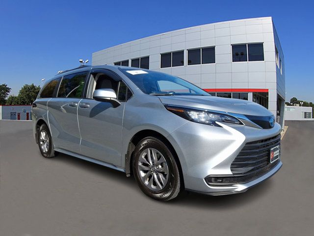 2023 Toyota Sienna LE