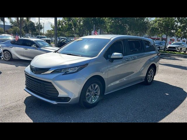 2023 Toyota Sienna LE