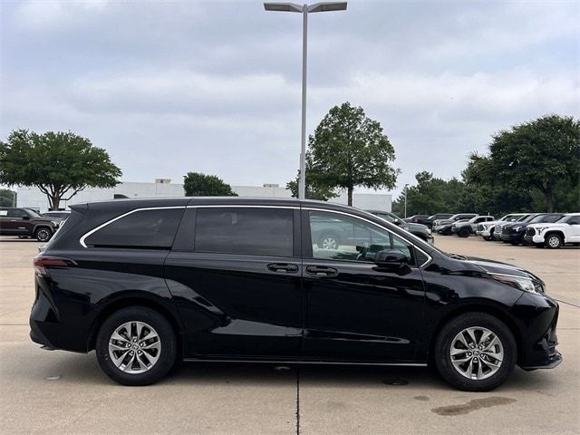 2023 Toyota Sienna LE