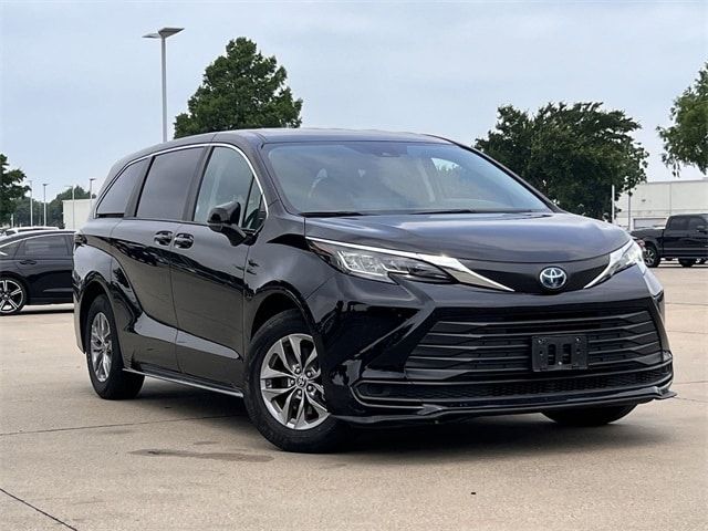 2023 Toyota Sienna LE