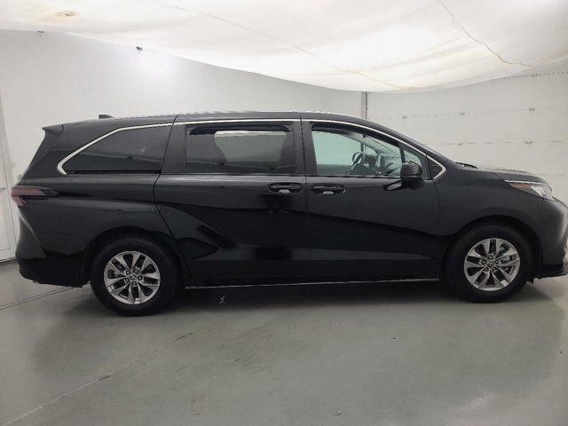 2023 Toyota Sienna LE