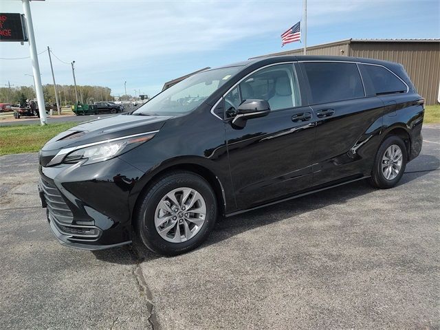 2023 Toyota Sienna LE