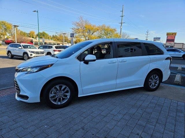 2023 Toyota Sienna LE