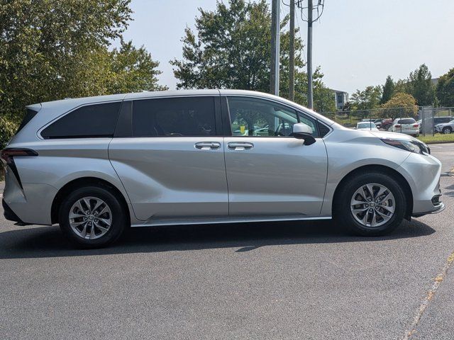 2023 Toyota Sienna LE