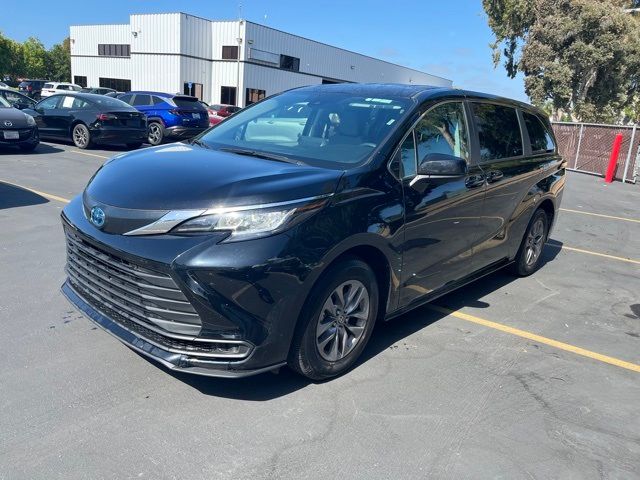 2023 Toyota Sienna LE