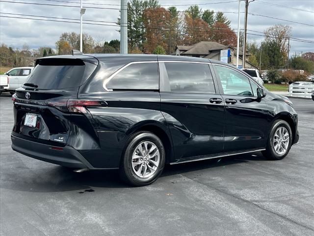 2023 Toyota Sienna LE