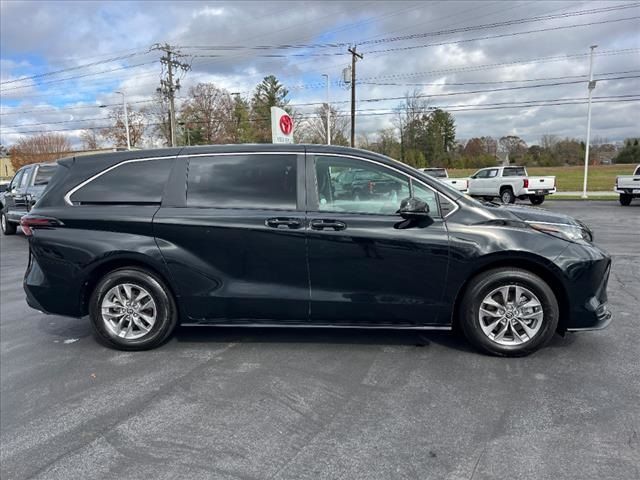 2023 Toyota Sienna LE