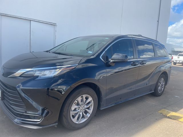 2023 Toyota Sienna LE