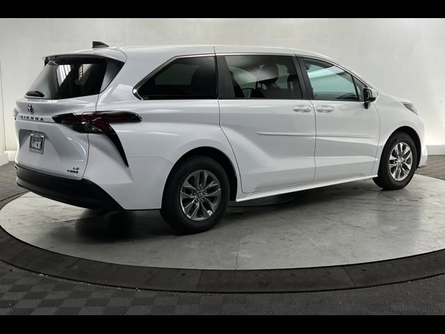 2023 Toyota Sienna LE