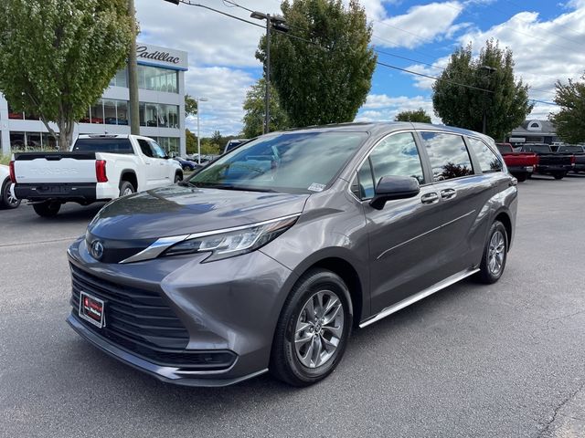 2023 Toyota Sienna LE