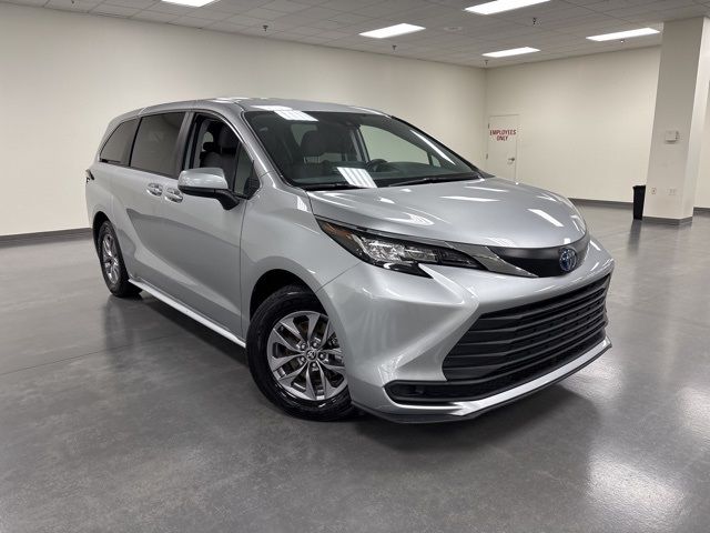 2023 Toyota Sienna LE
