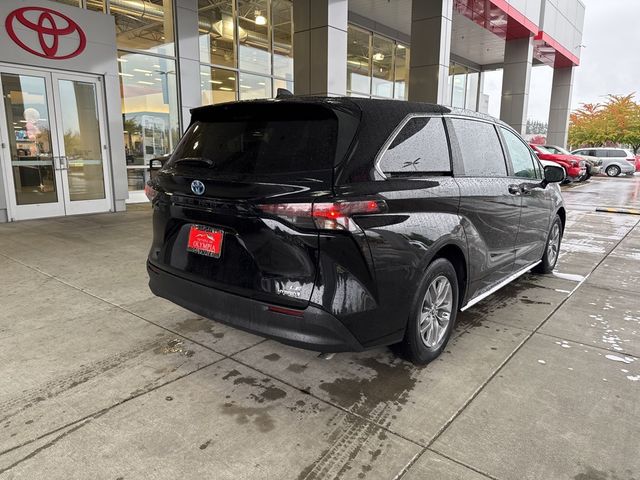 2023 Toyota Sienna LE