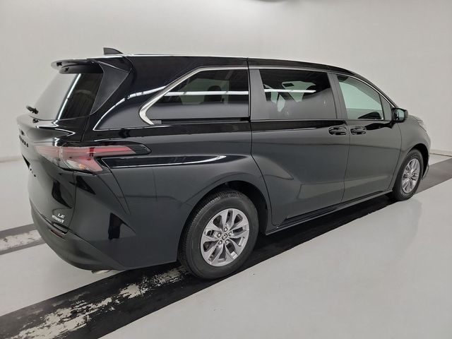 2023 Toyota Sienna LE