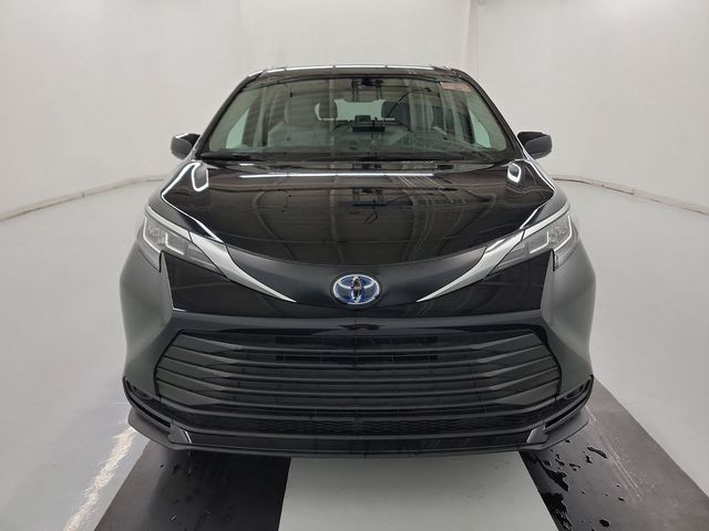 2023 Toyota Sienna LE