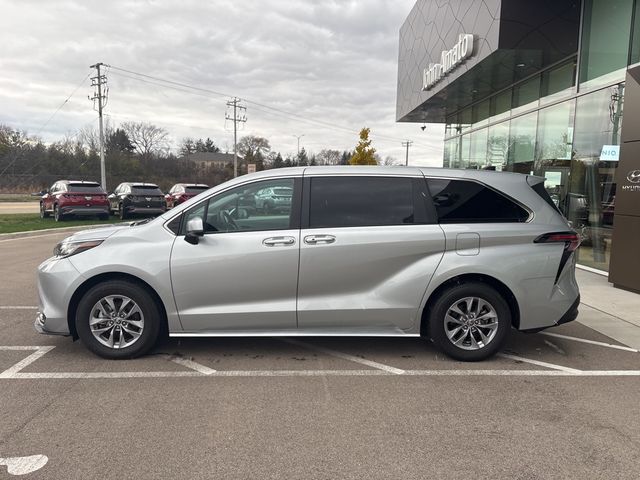 2023 Toyota Sienna LE