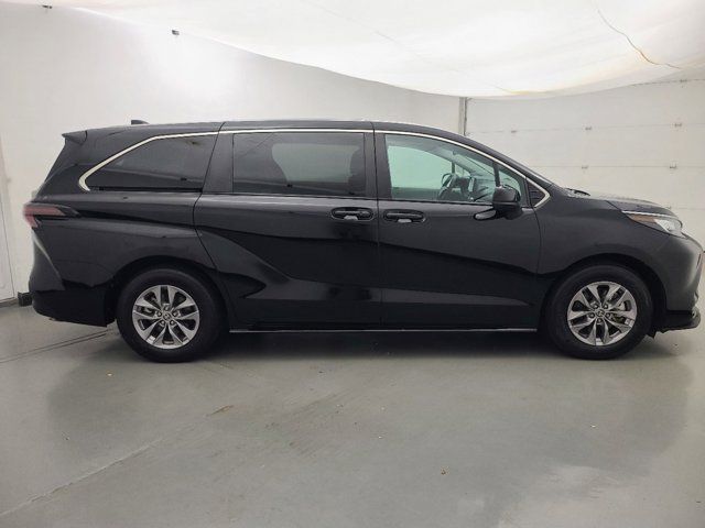 2023 Toyota Sienna LE