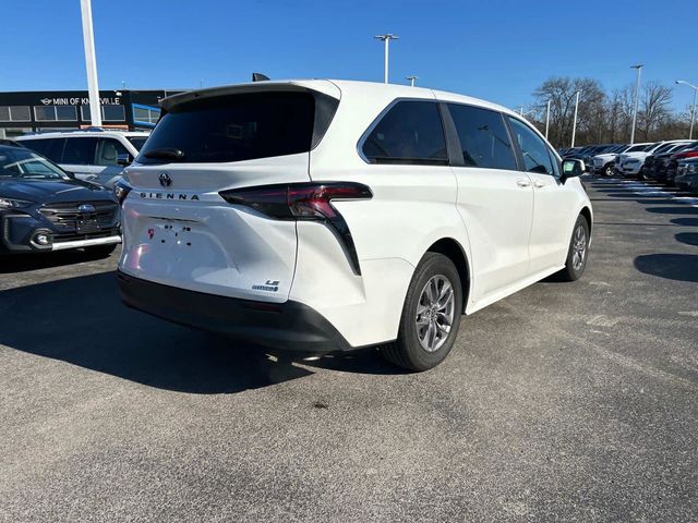 2023 Toyota Sienna LE