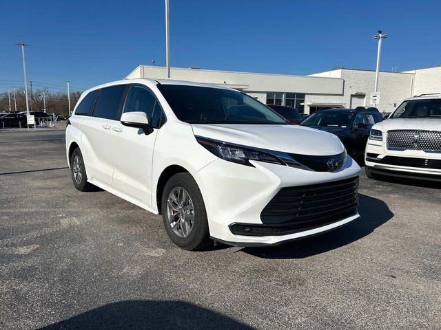 2023 Toyota Sienna LE