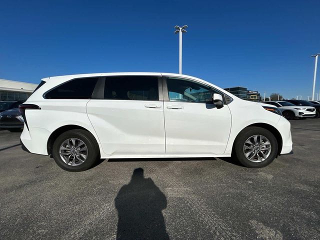 2023 Toyota Sienna LE