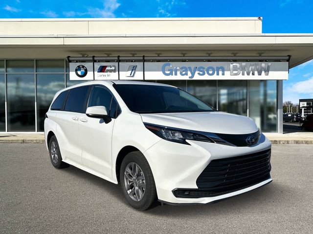 2023 Toyota Sienna LE