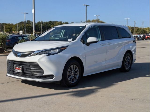 2023 Toyota Sienna LE