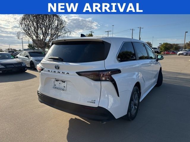 2023 Toyota Sienna LE