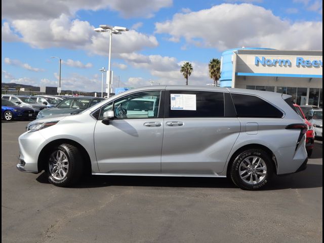 2023 Toyota Sienna LE