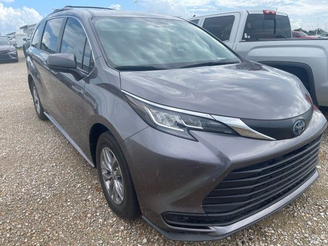 2023 Toyota Sienna LE