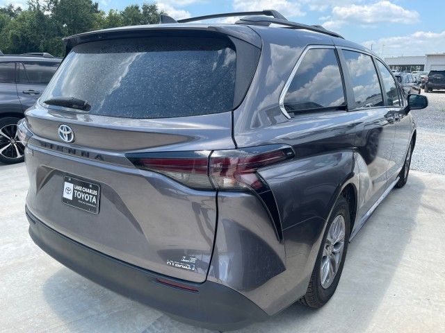 2023 Toyota Sienna LE