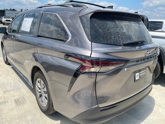 2023 Toyota Sienna LE