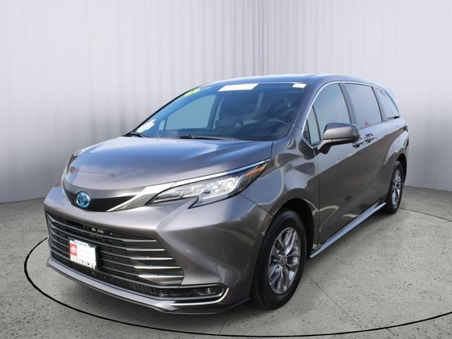 2023 Toyota Sienna LE